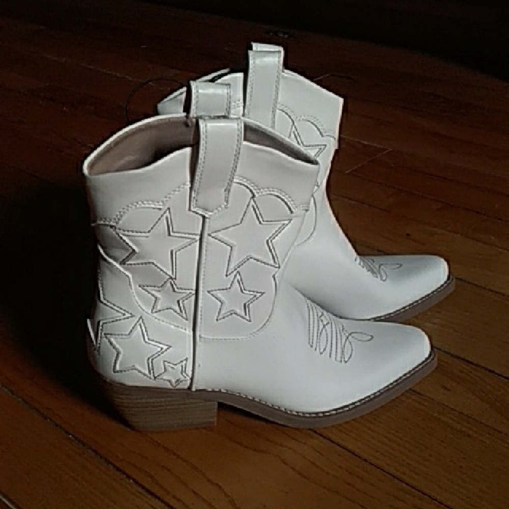White Star Embroidered Cowboy Boots